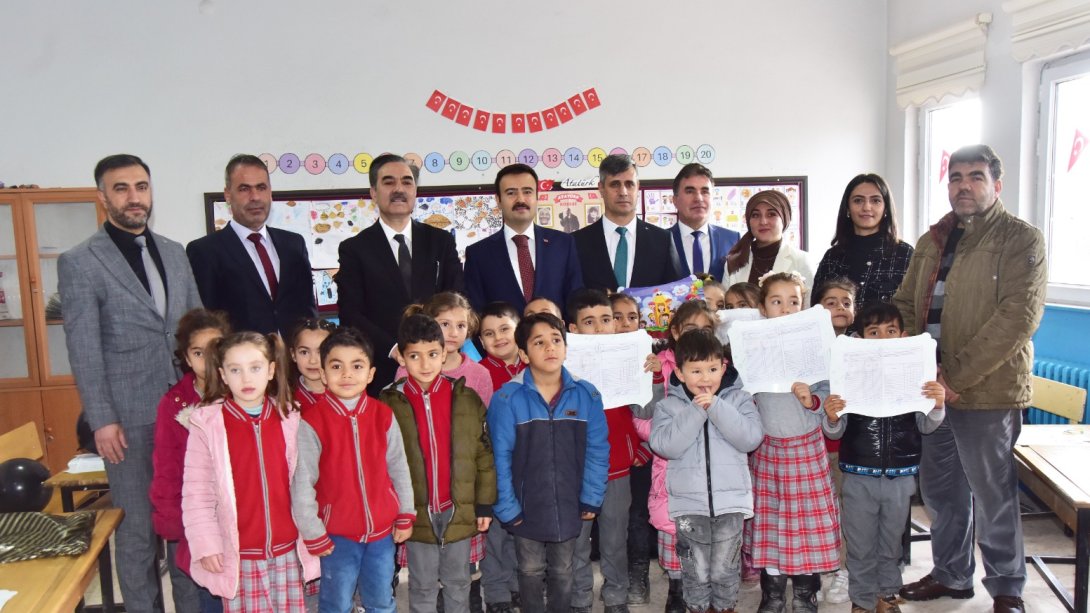 İlçe Kaymakamımız Sayın Batuhan BİNGÖL'ün Katılımlarıyla Vakıfbank İlkokulunda Karne Dağıtım Töreni Gerçekleştirildi