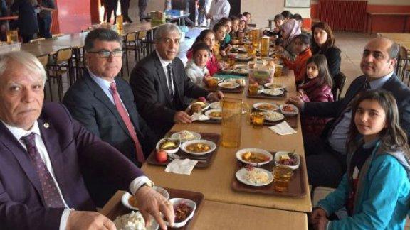 İlçe Kaymakamı Mustafa AKGÜL, YBO Öğrencileriyle Öğle Yemeğinde Bir Araya Geldi 