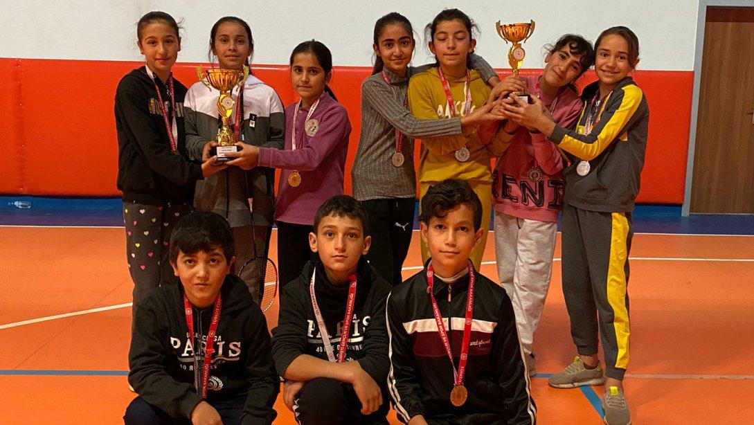Ovakışla İMKB Yatılı Bölge Ortaokulu ve Ovakışla İmam Hatip Ortaokulu Öğrencilerinden Badminton Turnuvasında İl Dereceleri
