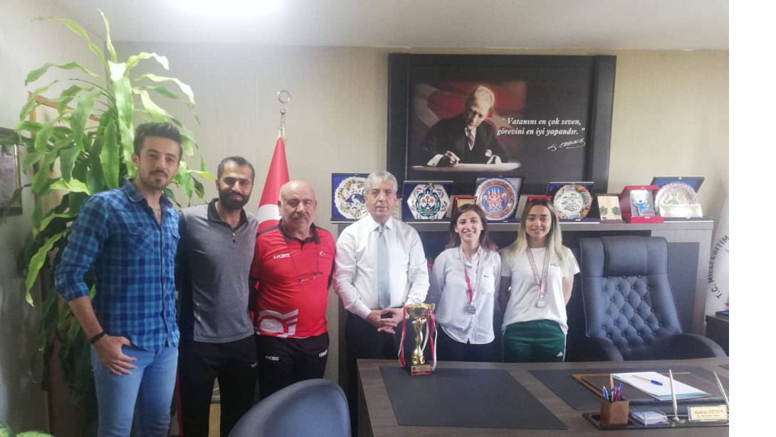 Türkiye Masa Tenisi Şampiyonasında Dereceye Giren İlçemiz Halk Eğitim Merkezi Sporcuları İlçe Milli Eğitim Müdürümüz Sayın Mutluk ÖZDEN'i Ziyaret Ettiler