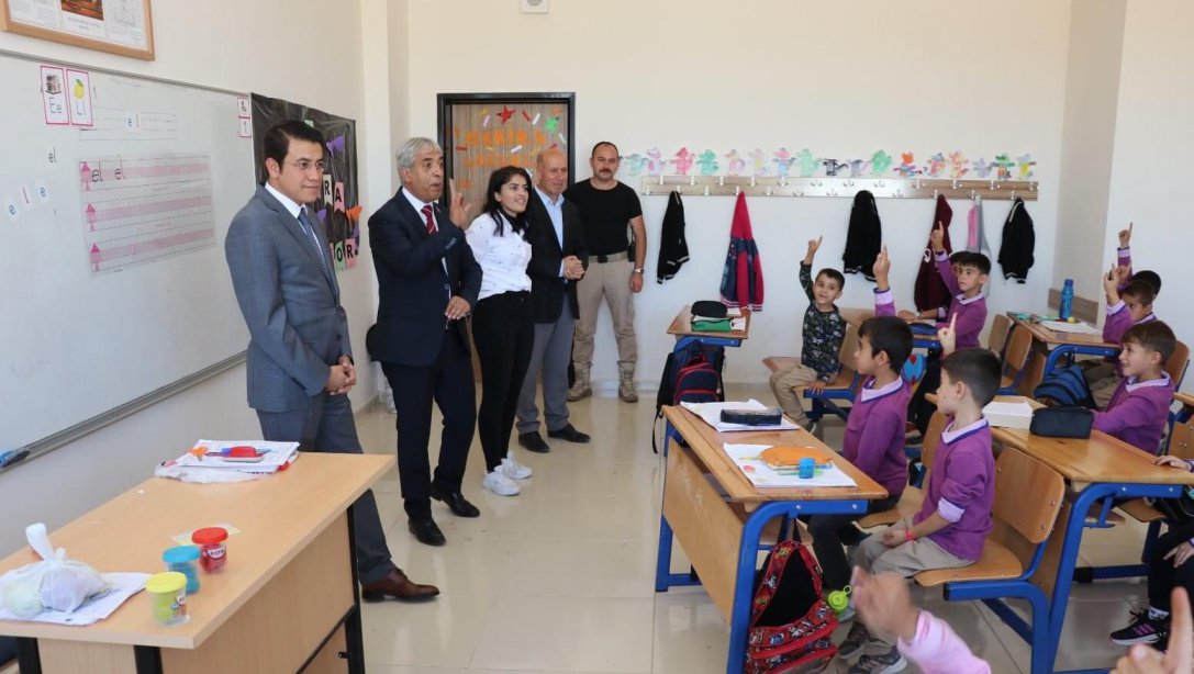 İlçe Kaymakamımız Sayın Fikret DAĞ'ın Şehit Eren Öztürk Ortaokulu ve Vakıfbank İlkokulu Ziyareti