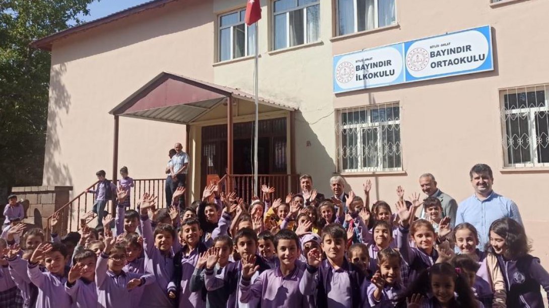 İlçe Milli Eğitim Müdürümüz Sayın Mutluk ÖZDEN Bayındır İlk/Ortaokulunu ve Fatih İlkokulunu Ziyaret Ederek Öğretmen ve Öğrencilerle Bir Araya Geldi