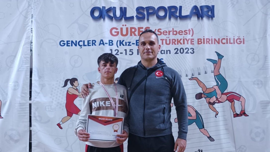 İlçemiz Şehit Mesut Ardıç AİHL Öğrencimiz Rıdvan AL Serbest Stil Güreş Türkiye Şampiyonasında Üçüncü Olmuştur
